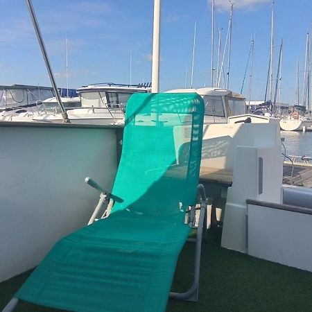 Nuit Insolite Sur L'Eau Au Port De Ouistreham Hotel Kültér fotó