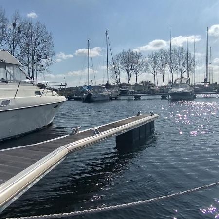 Nuit Insolite Sur L'Eau Au Port De Ouistreham Hotel Kültér fotó