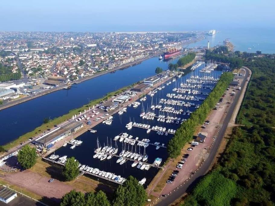 Nuit Insolite Sur L'Eau Au Port De Ouistreham Hotel Kültér fotó