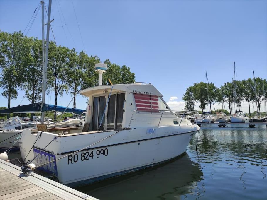 Nuit Insolite Sur L'Eau Au Port De Ouistreham Hotel Kültér fotó
