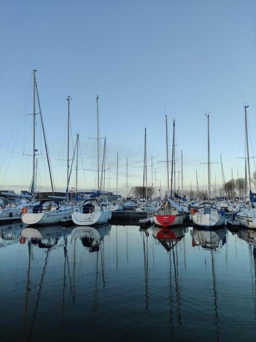 Nuit Insolite Sur L'Eau Au Port De Ouistreham Hotel Kültér fotó